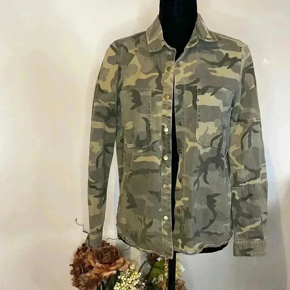 Forever 21 Camo Snap-Up Shirt - Picture 1 of 8